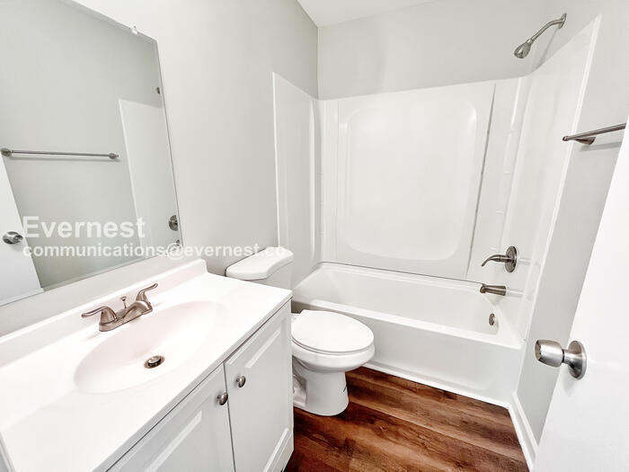 Building Photo - 425 Shallowood Ln