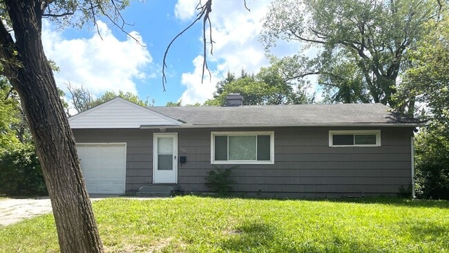 Primary Photo - SEE IT NOW: Bright 3-Bed Home with Spaciou...