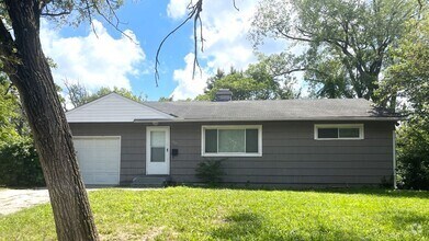 Building Photo - SEE IT NOW: Bright 3-Bed Home with Spaciou...