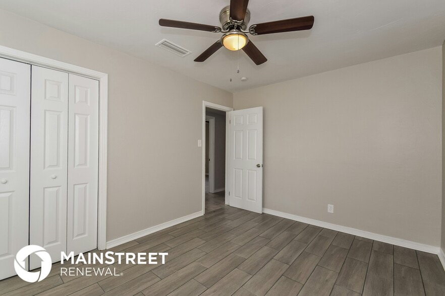 Building Photo - 4542 Tarpon Dr