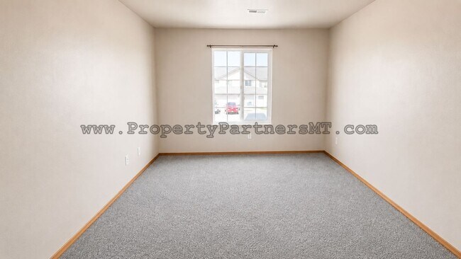 Building Photo - Very Nice 3 Bed 2.5 Bath Town house in River Rock Subdivision!
