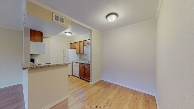 Building Photo - 904 University Oaks Blvd