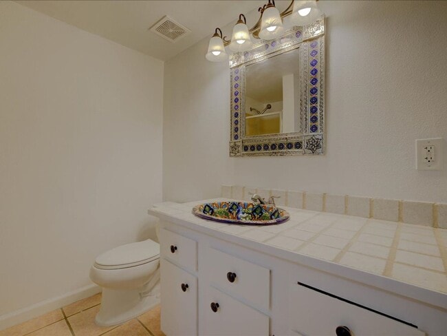 Building Photo - 2 Bedroom, 2 Bath