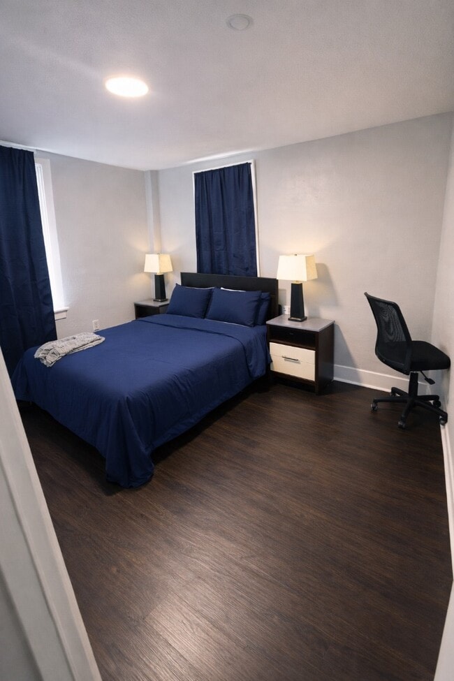 Building Photo - 818 Broad St