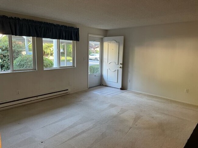 Building Photo - $500 Move In Special! University Place Gro...