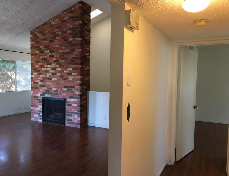 Building Photo - 1315 S Bundy Dr
