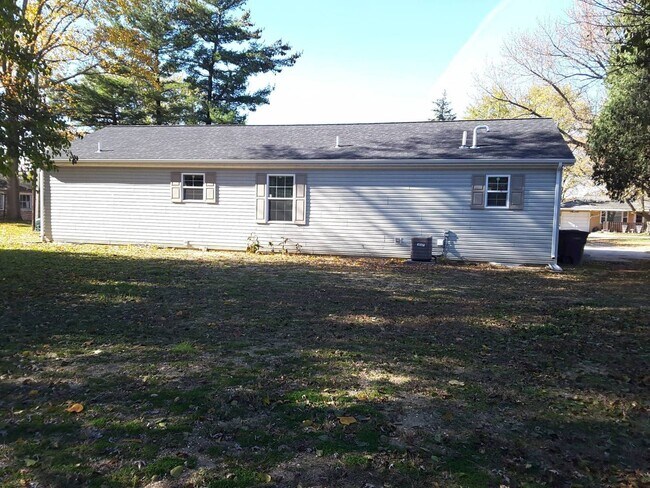 Building Photo - 3 Bedroom Single Family Home!