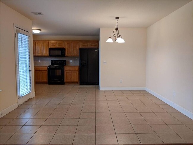 Building Photo - 560 Dogwood St