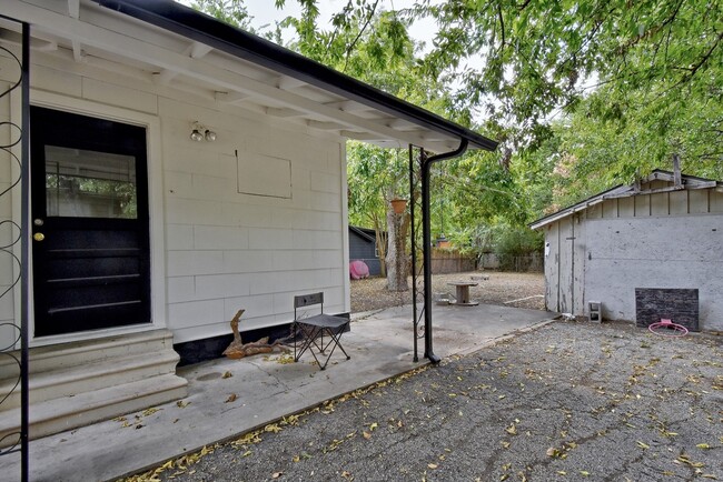 Building Photo - Hyde Park Hideaway! 3/2 with washer/dryer,...