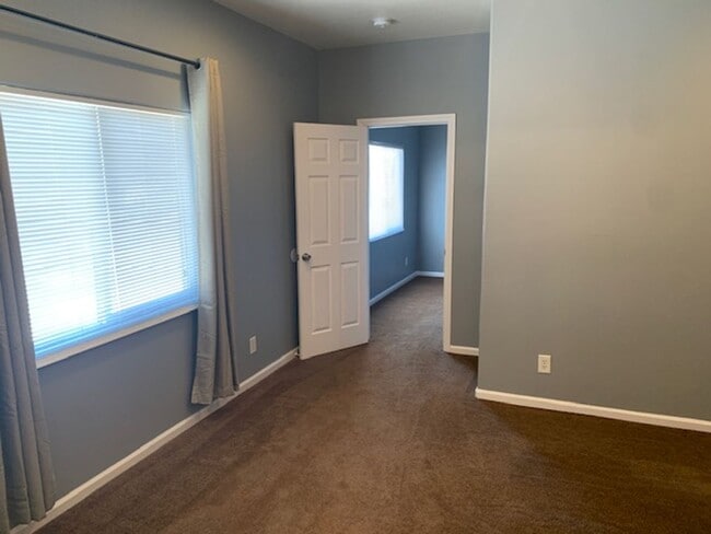 Building Photo - 3 Bedroom Townhouse