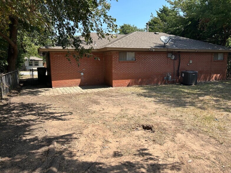 Large backyard with brick patio - 1510 NE 43rd St