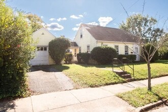Building Photo - Move In Ready in Downtown!