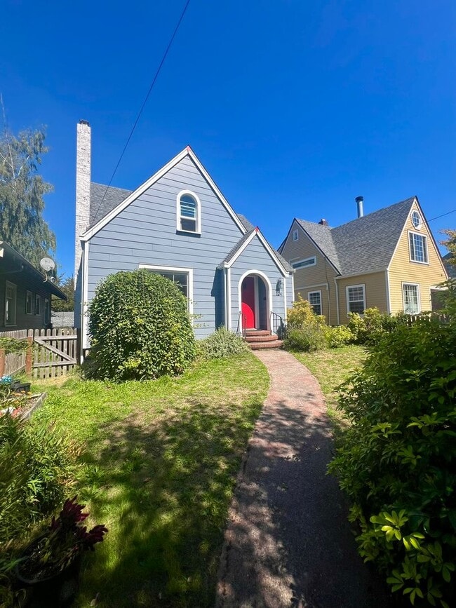 Building Photo - Updated 1920s 4BD