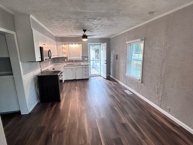 Building Photo - 1002 S Reno Ave