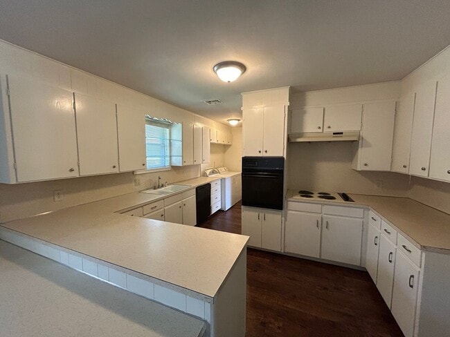 Building Photo - Beautiful Corner Lot Living