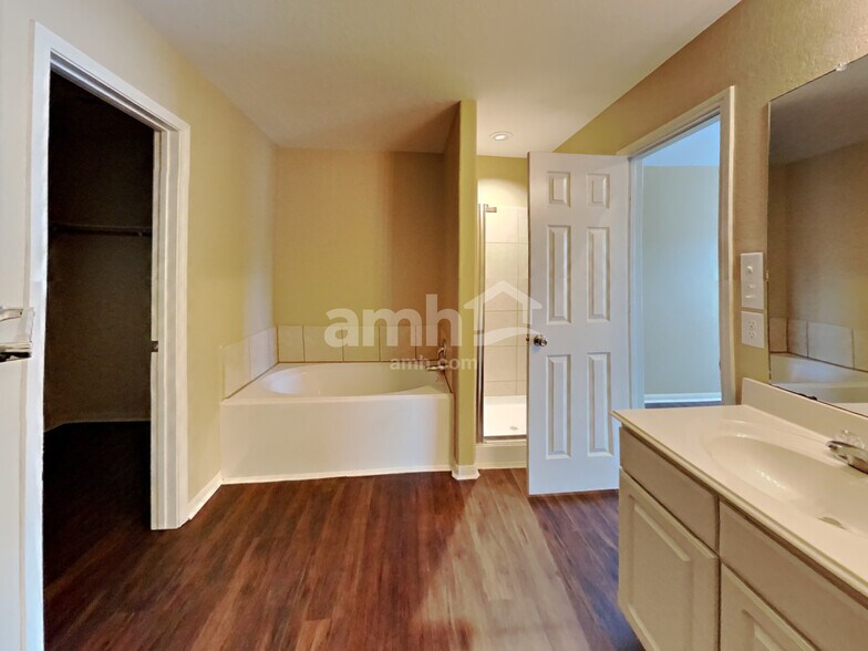 Building Photo - 9928 Grebe Dr