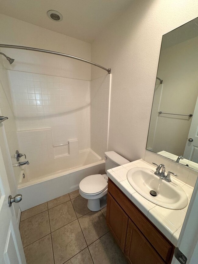 Building Photo - Riverpark Townhome