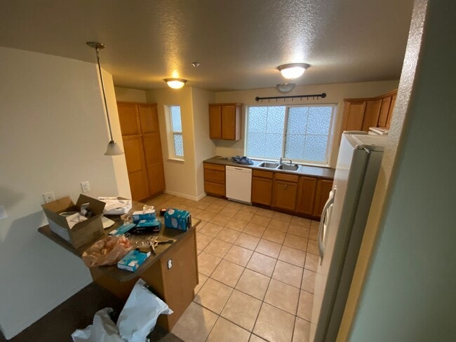Building Photo - Fantastic Views From This Three Bedroom Townhome