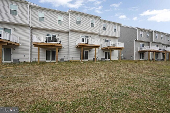 Building Photo - 272 Macoun Way