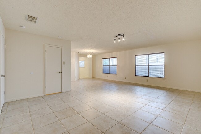 Building Photo - Spacious Single-Story Living in Meadow Brook