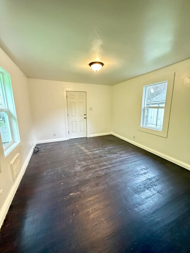 Building Photo - 918 Summit St