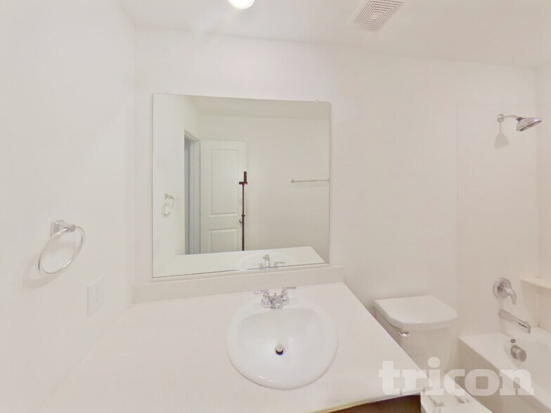 Building Photo - 617 Dashwood Dr