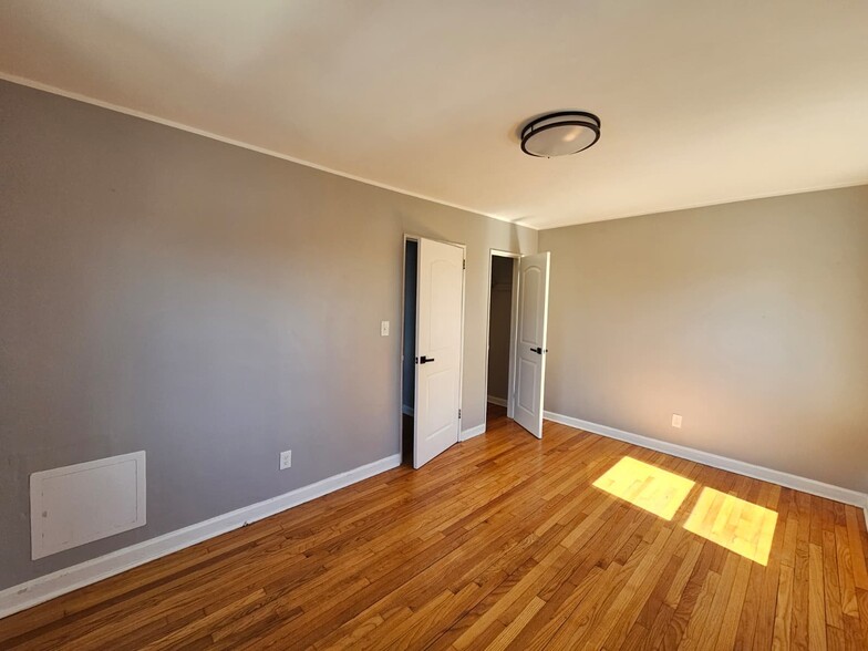 Building Photo - 836 Jersey Ave