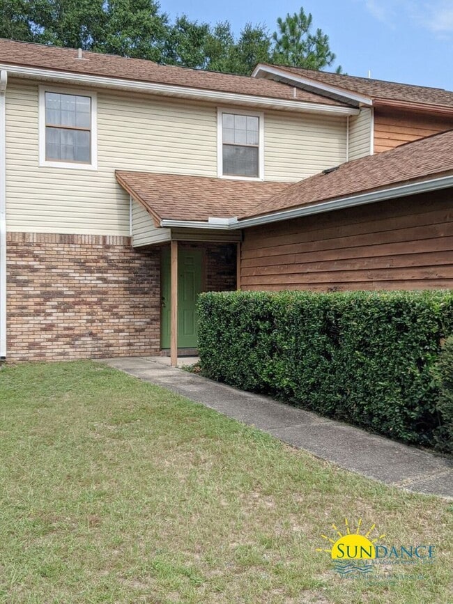 Building Photo - Move-in ready 2 Story Townhouse in Crestview!