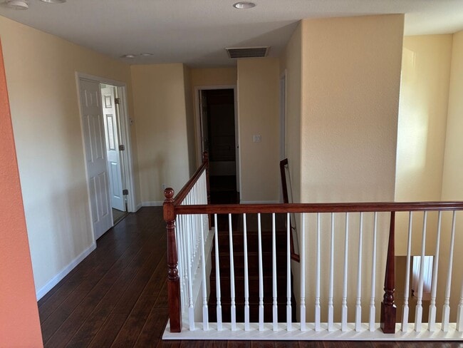 Building Photo - Wonderful 3 bedroom + Loft, 2.5 bathroom h...