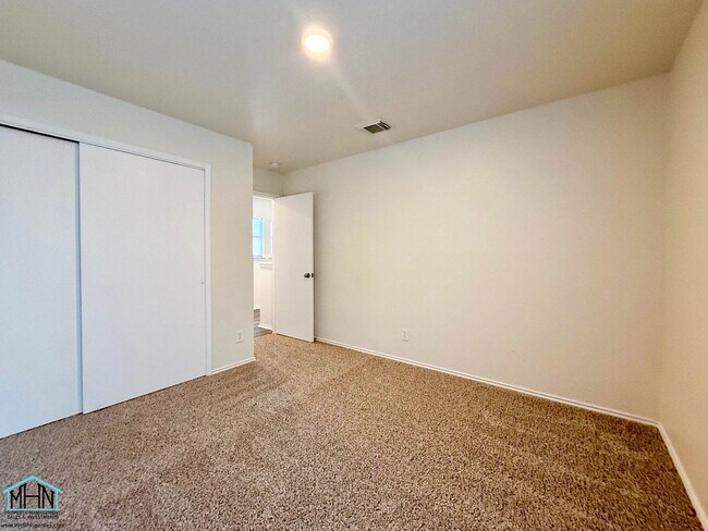 Building Photo - Beautifully Updated 2-Story 3-Bedroom, 2.5-Bathroom Gem Nestled in the Heart of San Antonio!