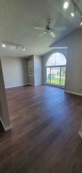 Building Photo - 284 W Pinehurst St
