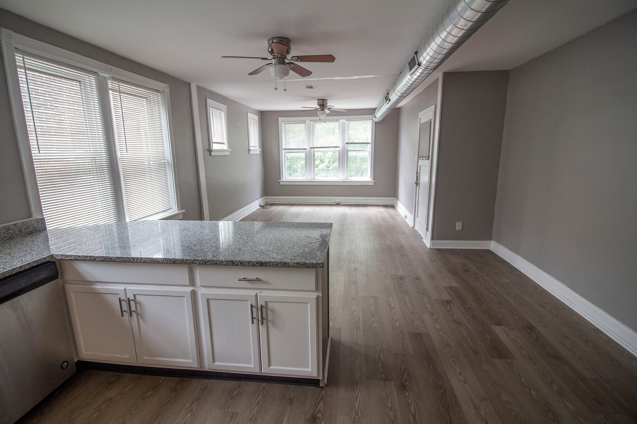 Building Photo - 4955 Lindenwood Ave