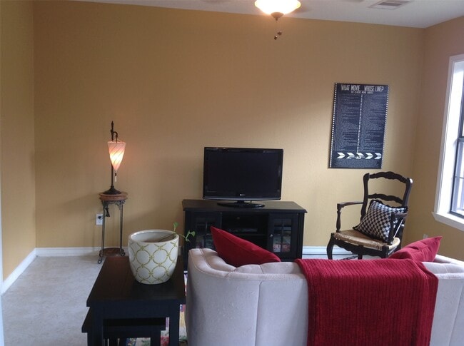 Building Photo - 704 Sue St