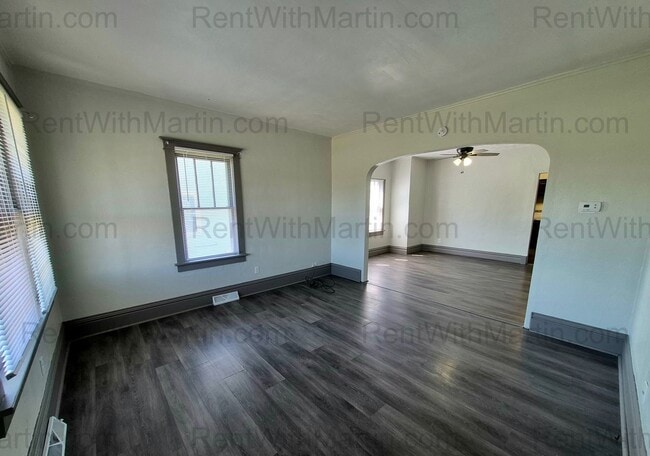 Building Photo - FOR RENT- Beautifully Updated Home Near Golf Course on 4th! Pets ok!!