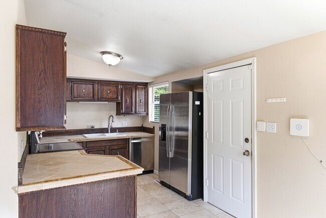 Building Photo - Spacious and versatile 6-bedroom, 2-bath split-level home