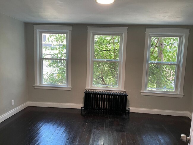 Building Photo - FABULOUSLY RENOVATED 4BR, 2Bath HOME IN TH...