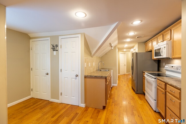 Building Photo - 772 Farmington Ave