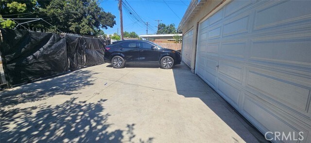 Building Photo - 1631 E 85th St