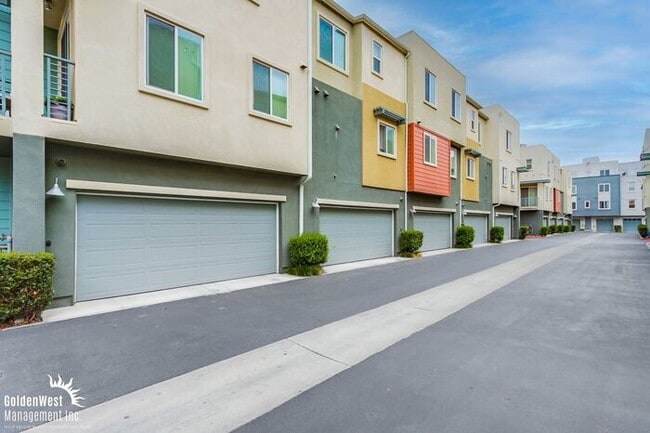 Building Photo - Stylish 3Bdm 3Ba Townhome with Chef’s Kitc...