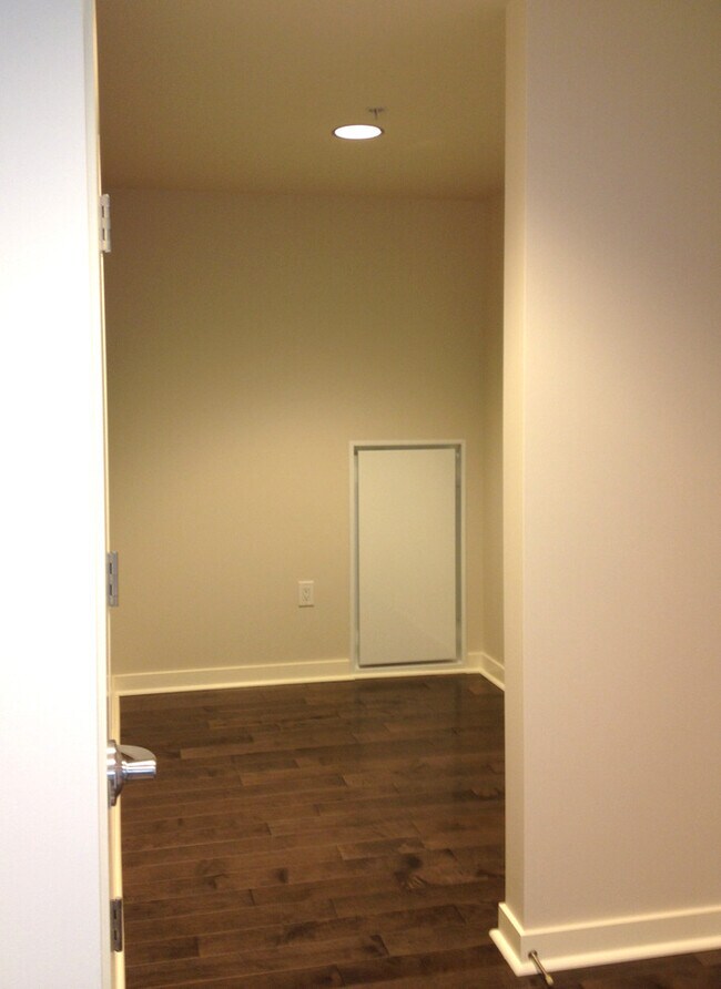 Building Photo - Gorgeous 1 Bedroom Condo at Axis