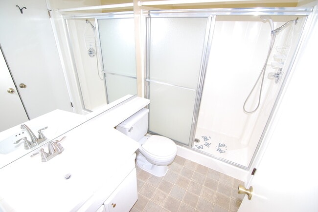 Building Photo - Resort-Style 2BD/2BA w/ Pool, Tennis Courts & 2 Parking Spaces