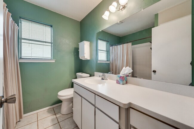 Building Photo - 1006 Walnut Pl