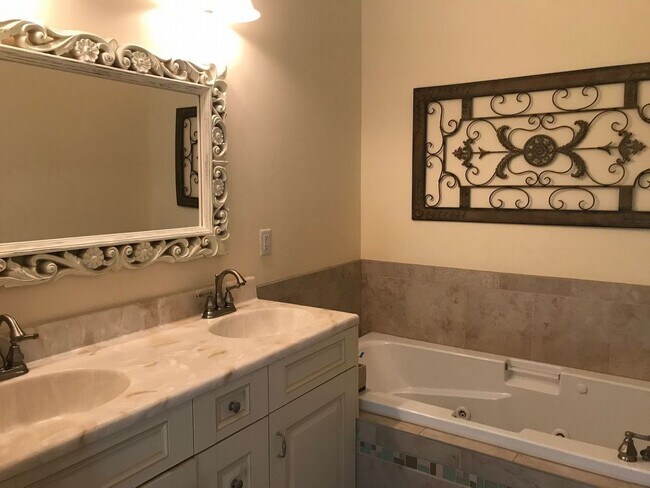 Building Photo - CROWN POINTE