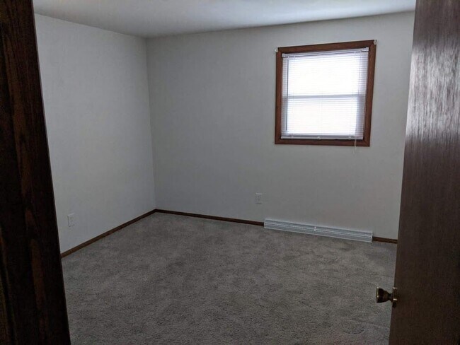 Building Photo - 1285 Green Acres Ln