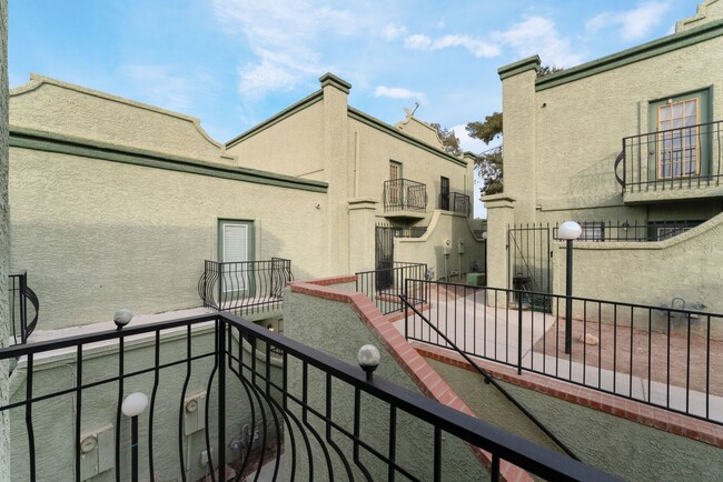 Building Photo - Charming two story townhome with all of th...