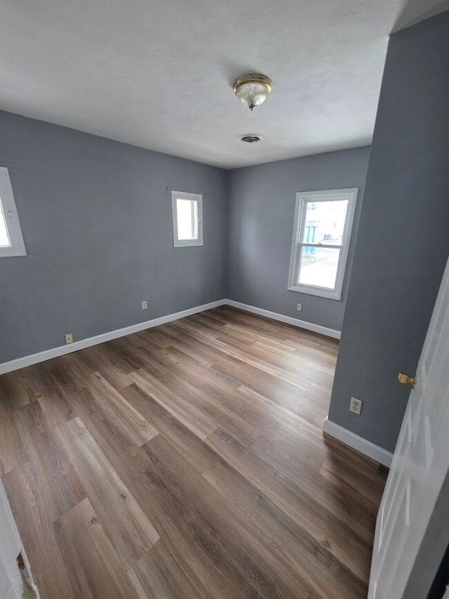 Building Photo - 2 bed, 1 bath in quiet East Alton neighborhood!