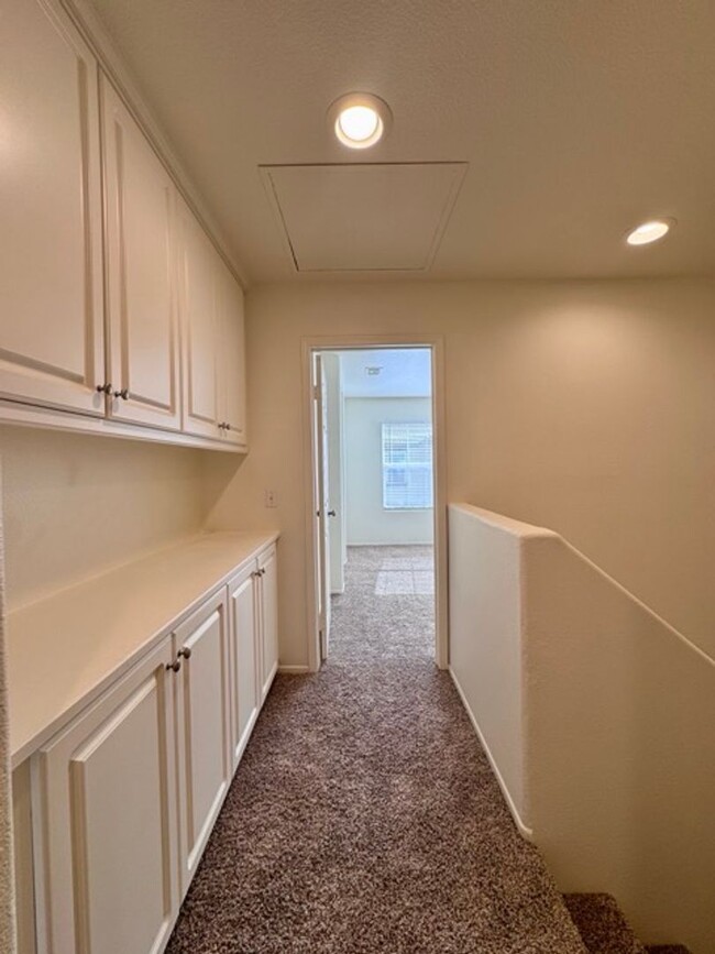 Building Photo - Spacious 3 Bedroom 2.5 Bathroom Condo in t...