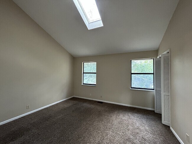 Building Photo - Townhouse for Rent
