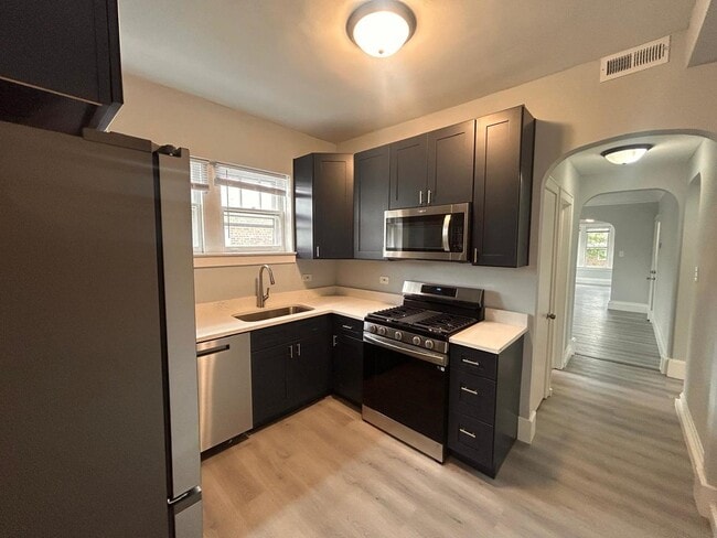 Building Photo - 1824 W Hood Ave