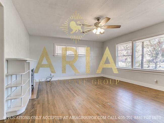 Building Photo - COMING SOON! 2 Bed/2 Bath Duplex Super Clo...